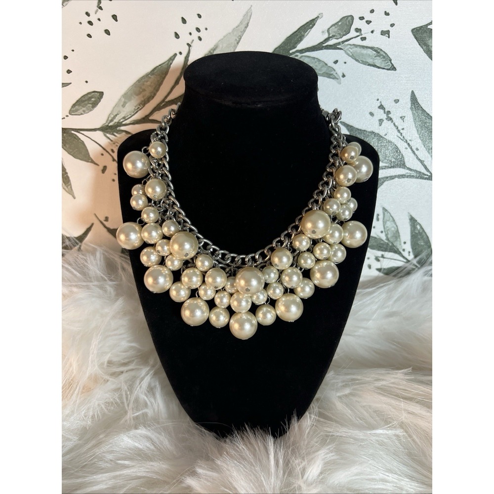 VTG Faux Pearl Cluster Bib Necklace Gunmetal Tone Statement Collar Chunky